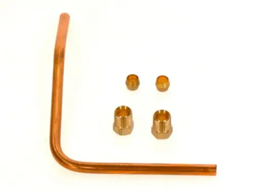 Kupferrohr mit gebogenem Ende und vier passenden Messingnippeln. Teile für Anschlussleitungen, möglicherweise von Bosch, für technische Anwendungen.